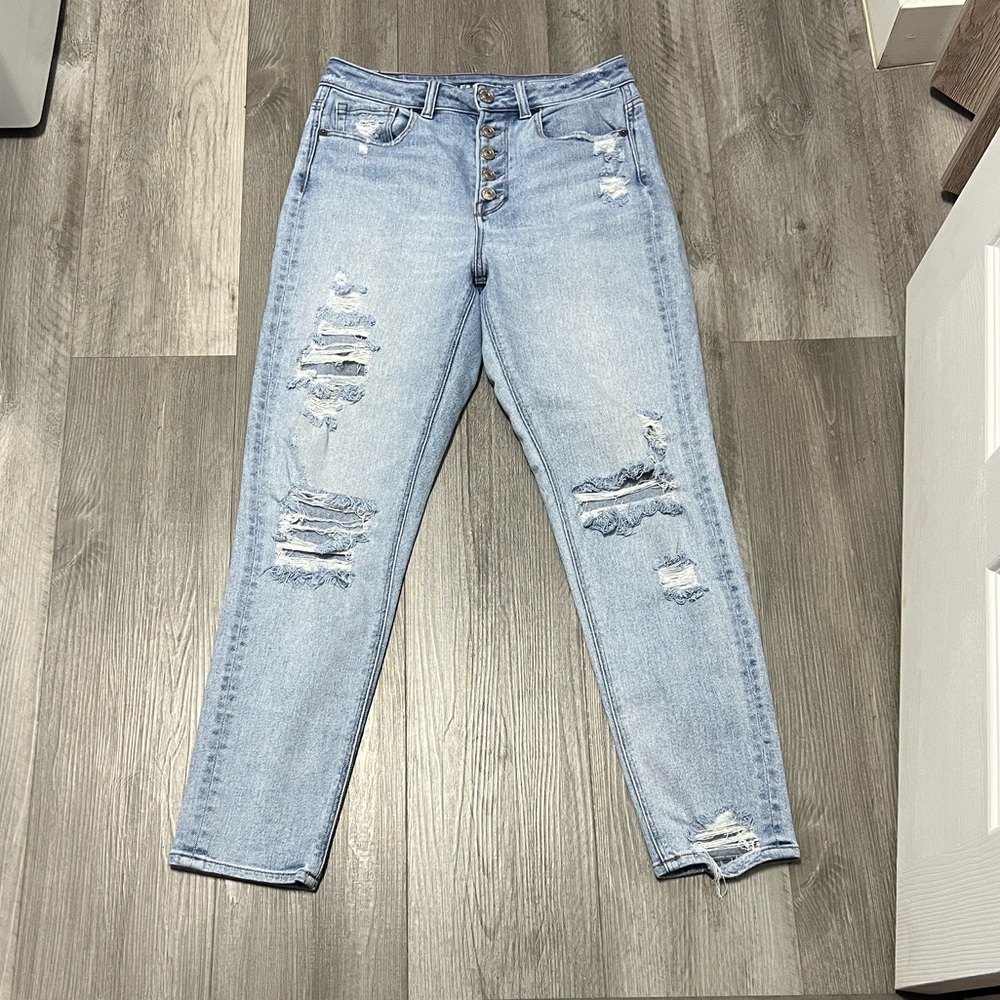 American Eagle distressed Mom jeans / size 2 regular ( can fit a 4)